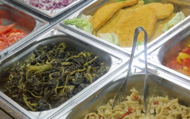 birçok ıspanak yiyecek ve Milanese beşamel sos ile restoran tepsi