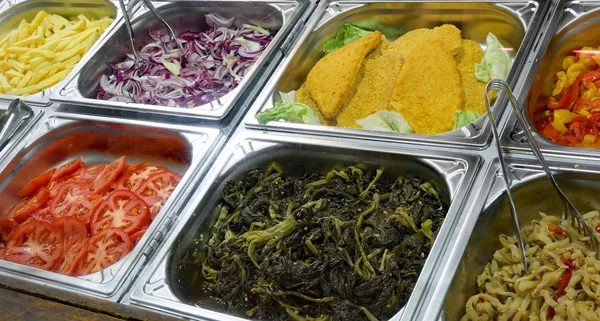 sebze ıspanak soğan ve daha fazla sebze ile paslanmaz çelik tepsileri kantin