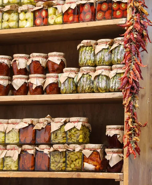 Viele Gläser Mit Typischen Kalabrischen Lebensmitteln Wie Getrockneten Tomaten Und — Stockfoto