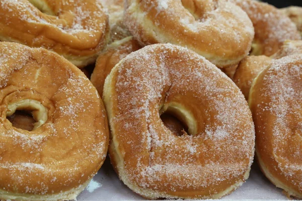 bir pastane tezgahın üzerine pek çok şekerli çörek