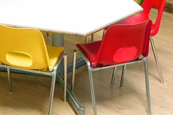 Rote Und Gelbe Stühle Klassenzimmer Der Grundschule — Stockfoto