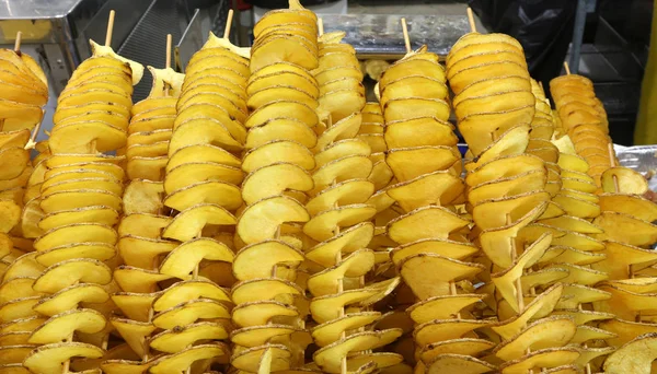 Stall Com Muitas Batatas Fritas Fatias Amarelas Espeto Para Comê — Fotografia de Stock