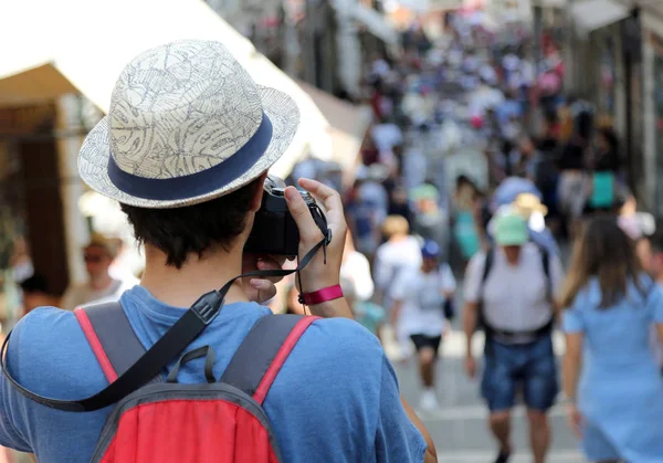 Venedik Bir Hasır Şapka Fotoğraf Turist Ile Genç Çocuk — Stok fotoğraf