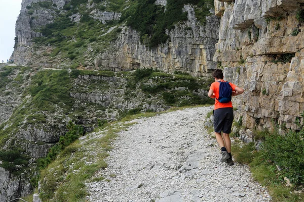 Jeune Garçon Marche Chemin Difficile Sur Les Alpes Italiennes — Photo