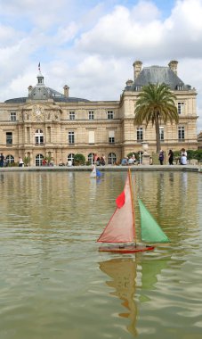 Paris, Fransa - 21 Ağustos 2018: Lüksemburg Sarayı Paris Fransa ve yaz aylarında küçük tekne ile küçük göl ile Bahçe