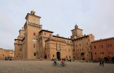 Ferrara, Fe, İtalya - 3 Kasım 2018: Castello Estense İtalyanca dil denilen eski ortaçağ kalesi