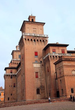 Ferrara, Fe, İtalya - 3 Kasım 2018: Castello Estense denilen eski kule Ortaçağ Kalesi