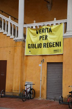 Ferrara, Fe, İtalya - 3 Kasım 2018: Mısır'da bir kişinin kim olduğunu Giulio Regeni için gerçek anlamına İtalyan metin ile banner öldürdü