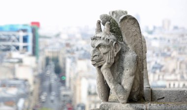 Paris, Fransa - 20 Ağustos 2018: Heykel Chimera Notre Dame Basilica ve modern ve renkli Pompidou Merkezi'ndeki arka planda