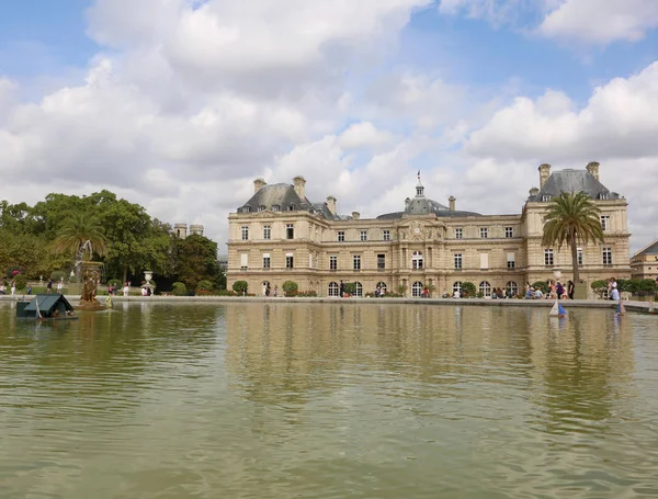 法国巴黎 2018年8月21日 法国巴黎卢森堡宫南立面景观和小盆地花园 — 图库照片