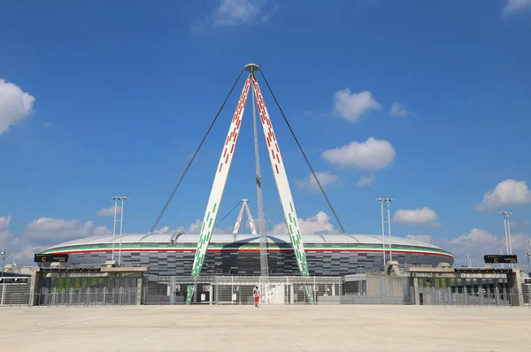 意大利 2015年8月27日 夏天的巨大体育场的全景与蓝天 — 图库照片