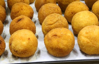 pirinç topları Güney İtalya'nın tipik uzmanlık vardır. Pirinç topları kaynar yağda kızartılmış