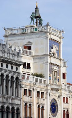 Tarihi anıt Campanile dei Due Mori Saint Mark Square Venedik İtalya İtalyanca dil olarak adlandırılır