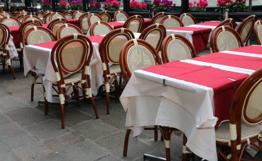 Masa ve sandalye zarif bir açık hava restoranı Avrupa şehirde ayarla