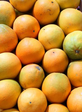 Sicilya gelen kırmızı portakal içeren ahşap kutu