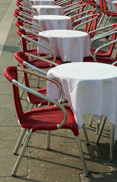 Açık Havada Bar Tabloları Kırmızı Sandalye Beyaz Masa Örtüsü — Stok fotoğraf