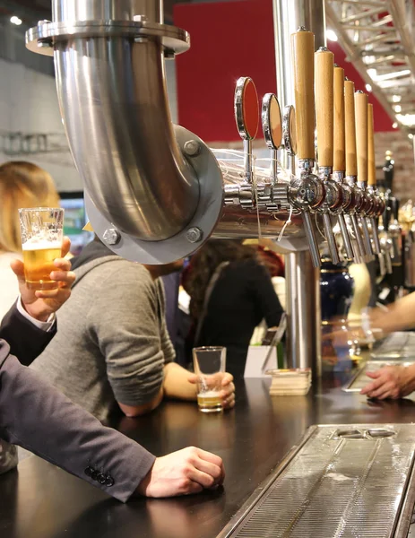Bar Bondé Avec Beaucoup Monde Bière Pression — Photo