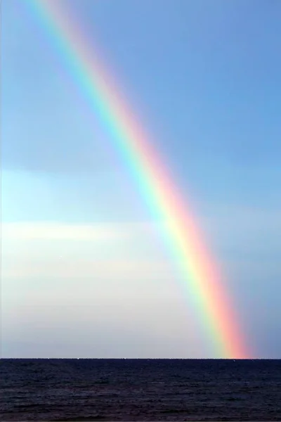 Arco Iris Colorido Que Comienza Desde Mar Tranquilo Después Tormenta — Foto de Stock