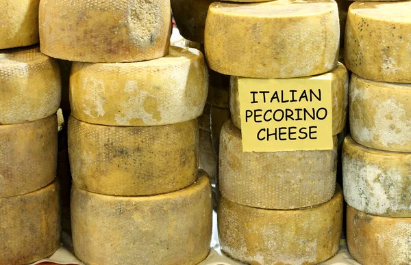 Mléčné Výrobky Prodává Věku Organický Sýr Označen Italský Sýr Pecorino — Stock fotografie