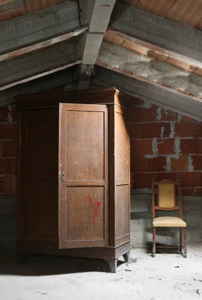 Staré Dřevěné Skříně Židle Půdě Opuštěného Domu — Stock fotografie