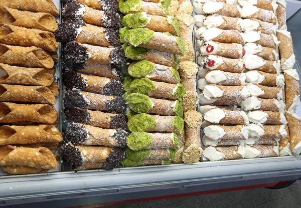 Typisk Siciliansk Cannoli Fyllda Med Ricotta Och Andra Ingredienser — Stockfoto