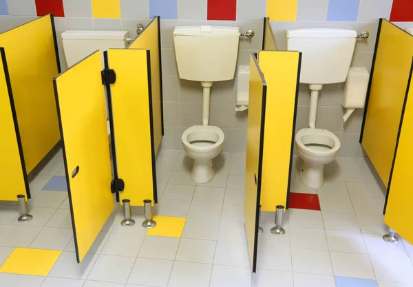 Petite Orteil Une Maternelle Sans Les Enfants Aux Portes Jaunes — Photo