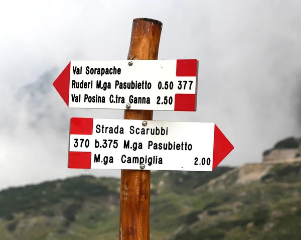 Markering Met Tekst Van Italiaanse Locatie Bergen Genaamd Pasubio Mountain — Stockfoto