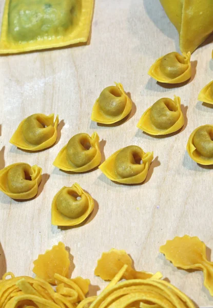 Tortellini Homemade Italian Style Pasta Wooden Chopping Board — Stock Photo, Image