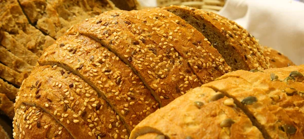 Groot Stuk Volkoren Brood Met Zaden Snijd Plakjes — Stockfoto