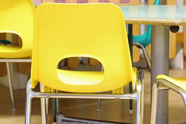 Żółty Krzesło Klasie Szkoły Podstawowej — Zdjęcie stockowe