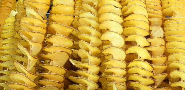 Muchas Papas Fritas Rodajas Amarillas Con Cáscara Pincho Para Comerlas — Foto de Stock