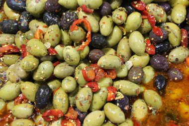 yeşil ve siyah zeytin Akdeniz kiosk içinde kırmızı biber ile arka plan