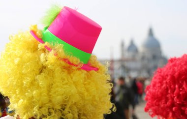 Piazza San Marco Venedik İtalya Venedik karnaval gösterisi sırasında renkli peruk ile iki palyaço yakınındaki