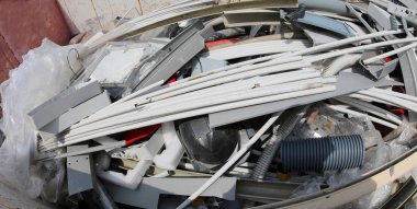 bir depolama kırık plastik parçaları ile büyük konteyner