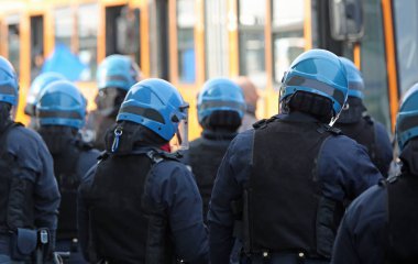 İtalyan polisi isyan dağıtımı sırasında büyük bir gösteri