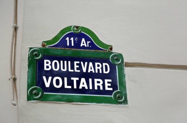 yol işareti Paris'te Fransızca yazılı Boulevard Voltaire ile