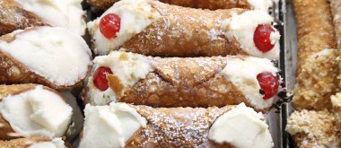 Kırmızı Kiraz ile tipik bir pasta Güney İtalya'olarak Sicilya cannolo