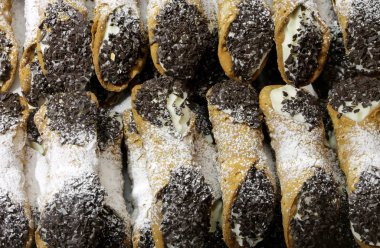 Sicilya cannoli ile tatlı krema çikolata cips ve Hindistan cevizi un