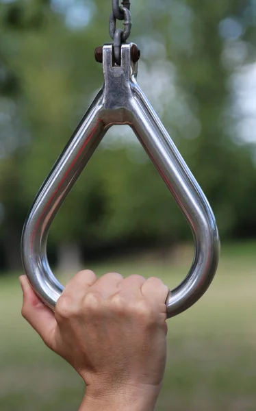 Mano Atleta Durante Los Entrenamientos Con Anillo Acero Gimnasio Aire —  Fotos de Stock