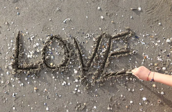 Grande Texto Amor Praia Com Mão Menina — Fotografia de Stock