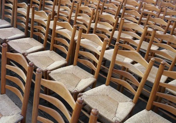 Krzesła Drewniane Słomiane Siedzenie Przed Koncertem — Zdjęcie stockowe