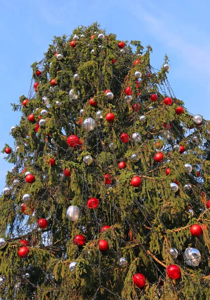 Rot Und Silber Dekorative Weihnachtskugeln Schmücken Und Eine Tolle Weihnachts — Stockfoto