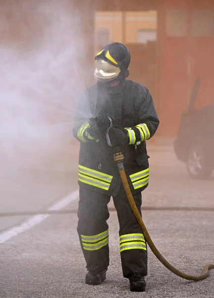 Пожежник Гасить Великий Вогонь Піною — стокове фото