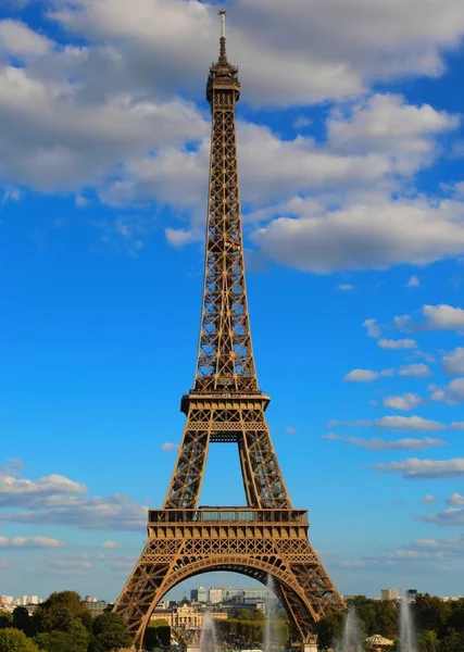 Hoge Eiffeltoren Met Felle Kleuren Witte Wolken Blauwe Hemel Parijs — Stockfoto