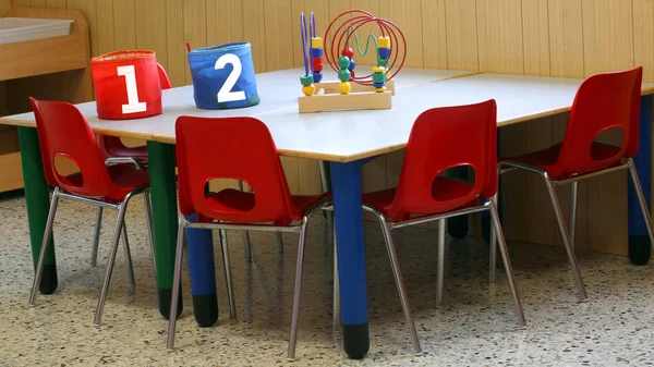 Zwei Gläser Klassenzimmer Eines Kindergartens — Stockfoto