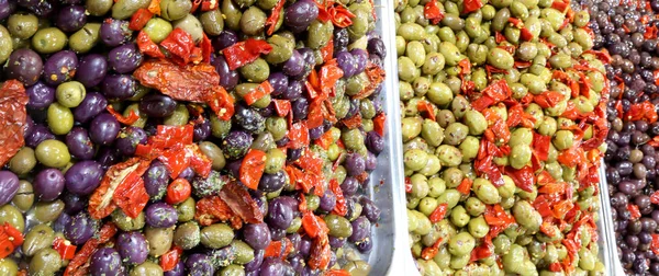 Black Green Olives Red Peppers Sale Mediterranean Kiosk — Stock Photo, Image