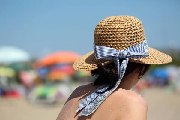 Reiche Frau Beim Bräunen Mit Strohhut Strand Eines Touristenortes — Stockfoto