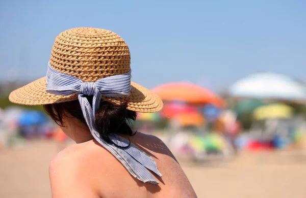 Reiche Frau Bräunt Sich Mit Strohhut Strand Des Resorts Der — Stockfoto