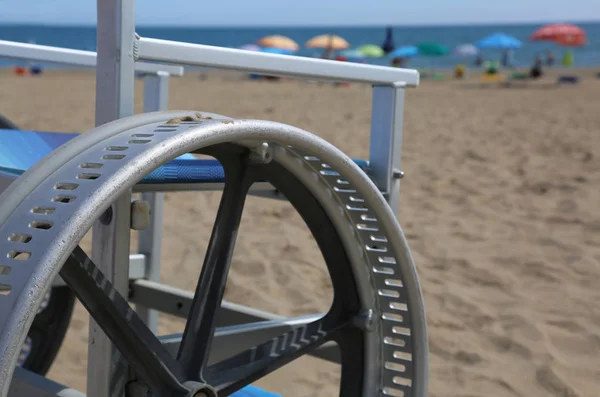 Detalhe Uma Cadeira Rodas Com Rodas Modificadas Para Poder Areia — Fotografia de Stock