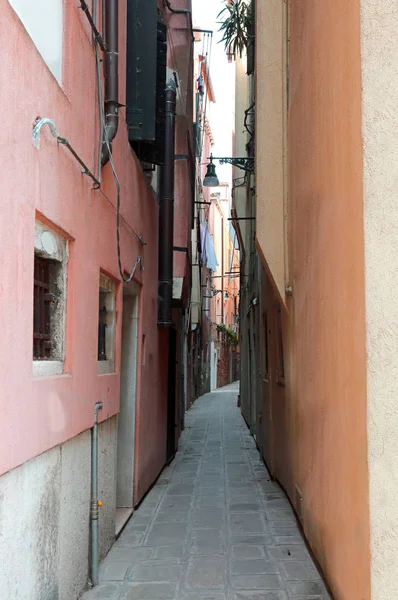 Very Narrow Alley Called Calle Italian Language Island Venice Italy — Stock Photo, Image